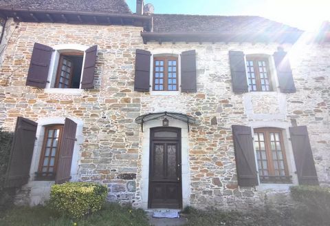 This townhouse in the thermal spa town of Salies-de-Béarn is a rare find. It has a garden and all amenities are within walking distance. The ground floor offers a living room with fireplace, bedroom, kitchen and shower room. The first floor comprises...