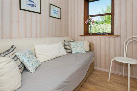 Modernes Ferienhaus mit Whirlpool und Sauna im Bad zur Erholung. Liegt in idyllischer Lage, im familienfreundlichen Ferienhausgebiet von Nørhede und somit nicht weit von sowohl des Nissum Fjordes als auch der Nordseeküste. Das Ferienhaus ist umfassen...