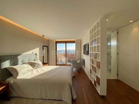 Penthouse T4 Duplex inserted in a private condominium in Urbanização Jardins do Cristo Rei in Moscavide. It is a luxury apartment located at the top of a building, offering stunning panoramic views of the city of Lisbon and the Tagus River. With a sp...