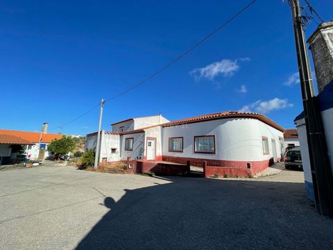 Just 15 minutes from Reguengos de Monsaraz and 20 minutes from Praia Fluvial de Monsaraz you will find this property with 400m2 in total composed of two fractions, one intended for housing with an area of 228m2 and the other intended for commerce wit...