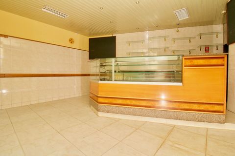 This store with about 58m2, is located on Rua Capitão Leitão, right inside the heart of Almada. It is located inside the Andorinhas Gallery in one of the oldest streets in Almada. Until now, it has been operated as a café/snack bar, and the existing ...