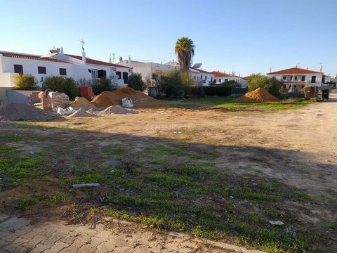 Terrain de168 m2 pour construire votre maison de rêves.. Vous pouvez construire votre maison avec 123 m2. Dans un quartier résidentiel, à proximité de l'école, du centre médicale et des belles plages de Altura et Alagoa (Algarve) Construisez votre ma...