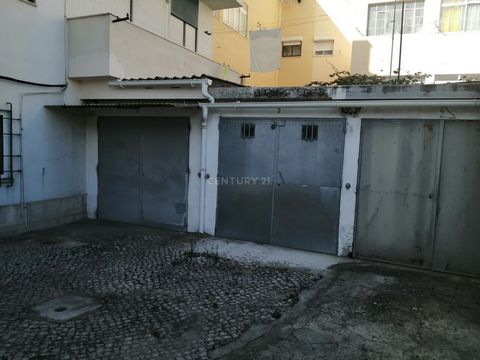 C'est un garage très bien situé au centre de Quinta da Lomba, à 40 km de Lisbonne. Il dispose d'un accès exceptionnel, très facile à manuvrer. Côté espace, il y avait une voiture et une moto ainsi que des rangements sur des étagères. Ne le manquez pa...