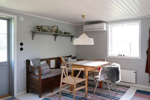 Bienvenue dans un hébergement confortable dans un charmant cottage, situé dans une petite ferme du Småland. Le gîte partage le terrain avec deux autres maisons qui appartiennent également à la ferme. La maison est de style ancien avec du caractère av...