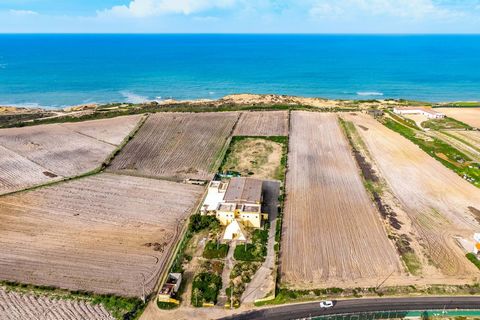 Unique Investment Opportunity! Its strategic location, generous area and possibility of construction in accordance with the PDM allow for several possibilities. 300m from the sea we have this magnificent mixed land with a total area of 10,404m2 and a...