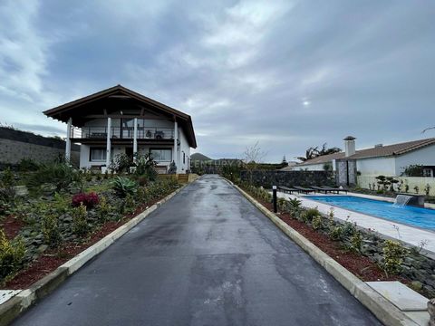 This charming villa, located in the Areias area of the parish of Rabo de Peixe, on the stunning São Miguel Island, offers a unique opportunity to live in a modern and welcoming space. With a quiet location, the property stands out for its distinct ch...