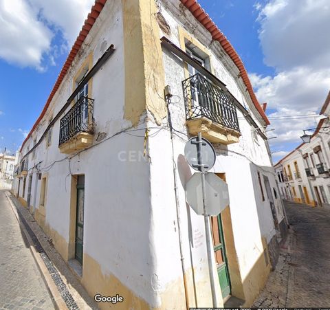 With a privileged location in the heart of the city of Beja, this fully owned building offers countless possibilities for those looking to invest in the real estate sector. With a rich history, having housed a guesthouse, a shoemaker, a laundry and a...