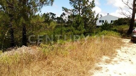 Lot with 1170 m2 for housing construction, in the privileged area of Vale da Telha- Aljezur. Very close to the hotel of Vale da Telha, quiet area, excellent location, in an urbanized zone already with infrastructures, villas built on the site (see ph...
