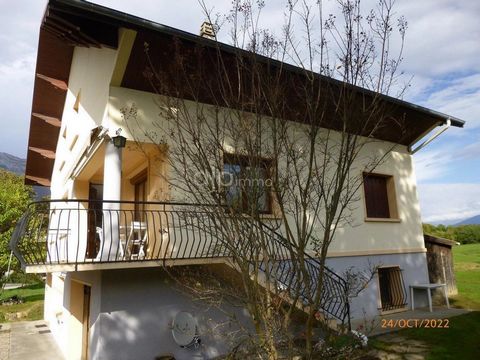 Châteauneuf House of 219 m² on 3 levels in quiet area on 800 m² of land. It includes: entrance, kitchen, living room, 7 bedrooms, bathroom, bathroom, convertible attic. Full basement with large garage of 38 m². Parking spaces. Renovation work to be p...