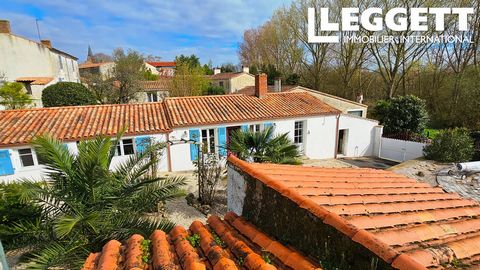 A27862MGA85 - This charming stone house has been carefully renovated and is located in a natural environment just 20 minutes from the sandy beaches of La Tranche sur Mer. It is located in Curzon, a commune of less than 500 inhabitants with a few shop...