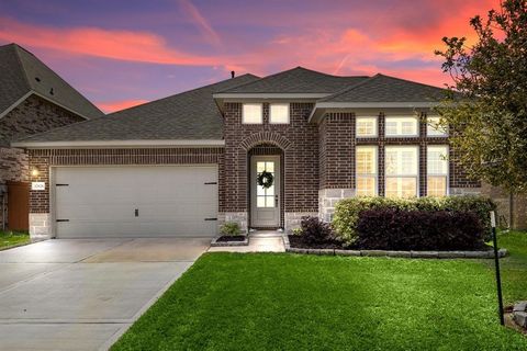 Welcome home to 12826 Kinneskie Drive located in the master planned community of Balmoral and zoned to Humble ISD! This home features 3 bedrooms, 2 full baths, 1 half bath, attached 2-car garage and water view with no back neighbors! As you open the ...