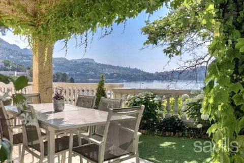 Joint Sole-Agency : Situated just above the historic port of La Darse, 150 metres from the water's edge, this family home offers spectacular views over the bay and St Jean Cap Ferrat. Everything is within walking distance - shops, restaurants and bea...