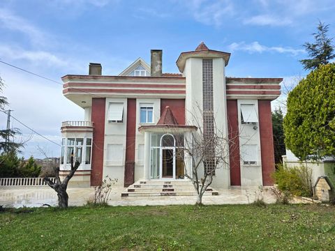 Villa à vendre avec vue magnifique sur la mer à Beylikdüzü Villa individuelle située dans le quartier de Beylikdüzü Gürpınar ; Il est situé sur 2 parcelles de terrain d’une superficie totale de 2200m2. Il a 4 étages et chaque étage est de 250 m2. Il ...