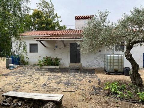 Farm with 2.5 hectares of land and rural house, for sale in Campo Maior, near Elvas, 6km from Badajoz. The house has 70 m², has water, electricity and is fenced. Access to the entrance of the farm, and the path that crosses it, is within easy reach. ...