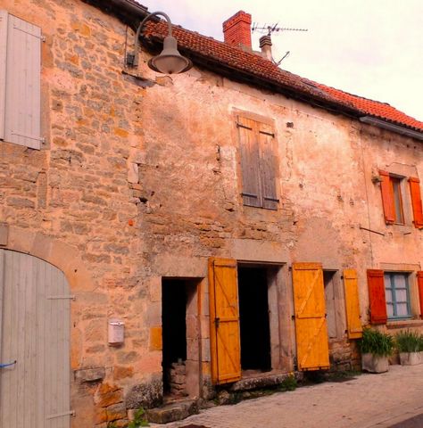In een klein dorpje aan de Causse op 10 minuten van Caylus moet dit kleine, oude rijtjeshuis volledig gerenoveerd worden. Op twee niveaus kan het een woonkamer op de begane grond en een slaapkamer op de bovenverdieping bieden.