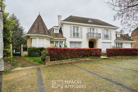 Located in the heart of the city, this magnificent residence of 290 m2 was built and built by the architect L. Quételard du Touquet. It stands elegantly on a plot of 1356 m2. The large entrance hall leads to a living room, a 40 m2 living room with fi...
