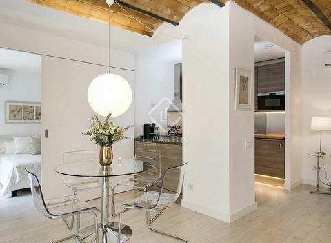 Modern, fully renovated 2 bedroom apartment in a beautiful period building with a stunning entrance. Located on Plaza Tetuan, the apartment is ideally situated in Barcelona's Eixample Right. The elegant living-dining area combines modern finishes wit...