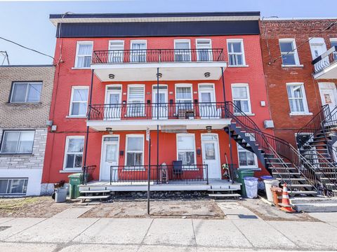 Building with 6 residential units located across from the Souligny bike path, in an area still affordable and promising a bright future due to developments in the east of Montreal. Very advantageous financing to be assumed by the buyer (2.21%, amount...
