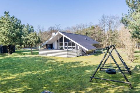 Auf einem teilweise geschlossenen Grundstück mit richtig viel Platz draußen liegt dieses schöne Ferienhaus aus Holz. Es ist überall hell und freundlich. Das Wohnzimmer und die Küche liegen in offener Verbindung miteinander. Vom Wohnzimmer mit der Kam...