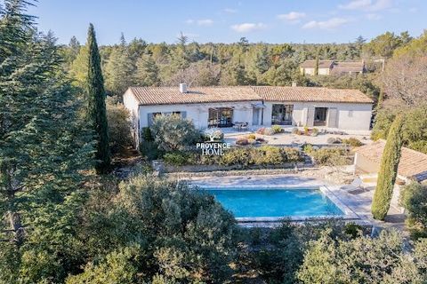 Provence Home, the Luberon real estate agency, is offering for sale a beautiful house overlooking the Luberon, in a very sought-after location near the village centre. PROPERTY SURROUNDINGS The property is located in a prestigious residential area, w...