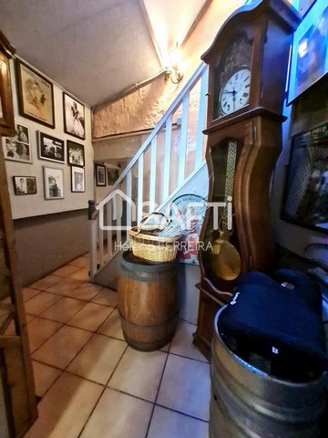 Commercial location bar-restaurant of about 100 m2 and walls with a beautiful accommodation of about more than 100m2 including 6 bedrooms. Ideally located in the city center, in a charming town of the Nièvre (58), between Never and La Charité-Sur-Loi...