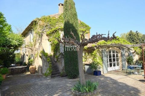 Provence Home, l'agence immobilière du Luberon, vous propose à la vente, une propriété rurale située entre Cavaillon et l'Isle sur Sorgue. Cette propriété se compose d'un Mas du 18ème siècle d'environ 200m², entièrement rénové avec des matériaux de q...