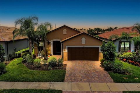 VENICE LAKEFRONT BEAUTY. Welcome to Island-walk at the West Villages. Enjoy a newer Martinique Salt Water Spa. This is a beautiful and spacious home with an outstanding neighborhood. This stunning Martin Ray floor plan is seeking its new residents. R...