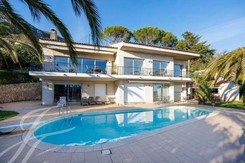 Located close to the charming village of Saint-Jeannet and at the end of a cul-de-sac, this large, contemporary-style, south-facing house boasts panoramic views as far as the sea; the sea, vast interior spaces bathed in natural light and pleasant ext...