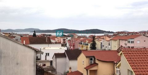 Location: Šibensko-kninska županija, Vodice, Vodice. VODICE - A spacious three-bedroom apartment with a sea view, not far from the city center, is for sale! It is located in an excellent location, in the immediate vicinity of a school, kindergarten a...