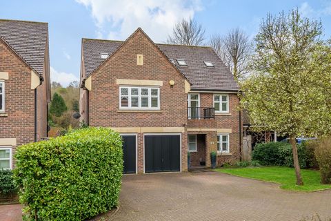 Location This wonderful family home is within walking distance of Chipstead village and railway station providing routes to London Bridge, Victoria, Gatwick and the south coast. Trains from Coulsdon South to London Bridge take approximately 20 minute...
