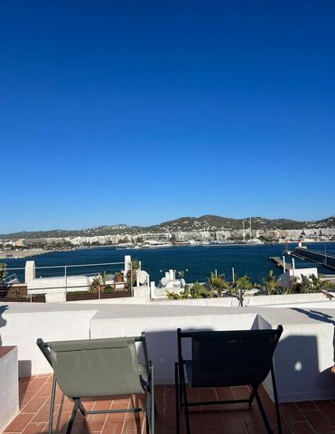 « Ce bâtiment a un total de 135 mètres carrés + terrasse ( studio + appartement ) très proche de la Calle de la Virgen ( Port d’Ibiza ) » Features: - Terrace - Furnished - Air Conditioning