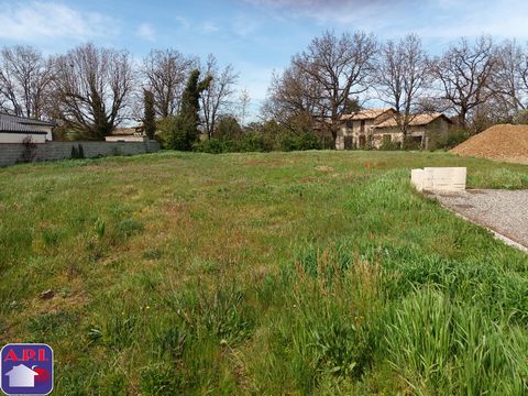 IN VILLENEUVE TOLOSANE!!! Quiet, land of 451 m² in subdivision of 8 lots. Fully serviced, mains drainage, mains gas, water, electricity, green spaces and visitor parking with private tarmac access path secured by gate. Fees including tax charged to t...