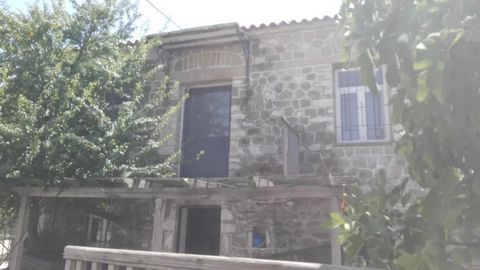 Casa de dois andares no centro da pitoresca vila de Pititsa, Achaia. É composto por 2 pisos. Features: - Furnished