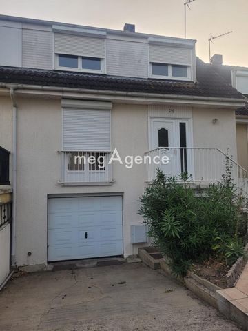 This terraced house of 81 m2 with basement is ideally located in a quiet area, a few minutes from all services, supermarket, school, bus stop and 2 km from the motorway, city center, SNCF station. On the ground floor, it has an entrance opening onto ...