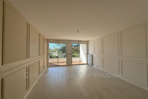 Le Seuil Immobilier, offers you for rent a two-bedroom apartment in a secure residence with lift, in the center of all amenities. Bright apartment throughout the day with a view of the Etang de Berre. The apartment has a fitted kitchen with adjoining...