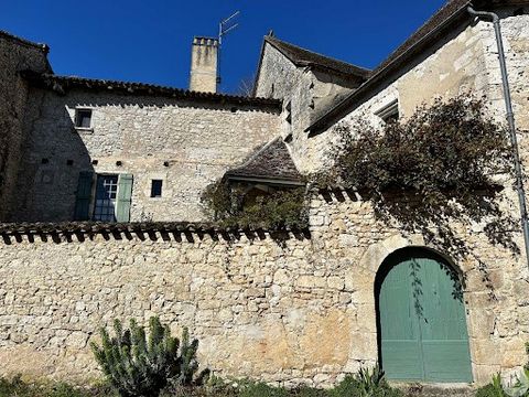 Exceptional Historic house - Issigeac This charming exquisite stone property steeped in history set in the heart of the medieval village of Issigeac benefits from a garden and an enclosed walled courtyard, 4 bedrooms, large reception room with firepl...