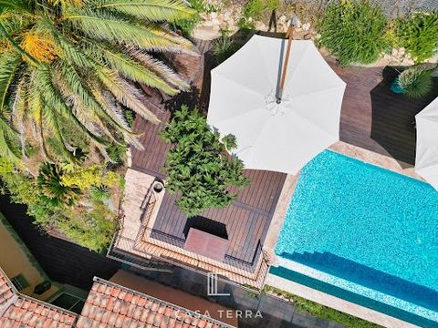 - Exclusive right - Virtual tour and brochure on request - In the immediate vicinity of Propriano town center, the port, shops and beaches of Purraja, Capu Laurosu, on the heights with an unobstructed view of the mountains, 'ASANA' is a charming prop...