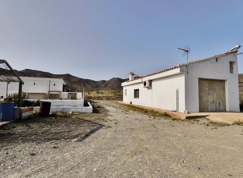Réalisez votre rêve rural à Uleila del Campo, Almería ! Domaine rural dans la région de Rincón Postrero Nous vous présentons ce magnifique domaine rural à Uleila del Campo, où la beauté de la nature se combine avec l’authenticité d’une ferme traditio...