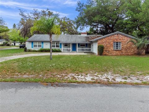 English Estates 3 bed + den / 2 bath with side entry garage on large wooded corner lot ready for remodel. Roof replaced in 2018, AC replaced in 2021. Rear decking and gazebo built within the past 2 years. City sewer available at street but currently ...