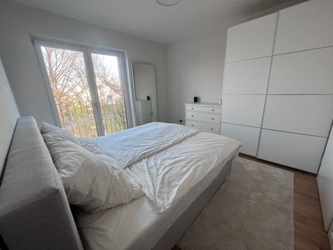 Hello and welcome to Hamburg! The 2023 equitet apartment is equipped with high-quality materials and the latest technology. It is located in a quiet area, just 2 minutes' walk from the Alster and the lively St. Georg district. The spacious living roo...