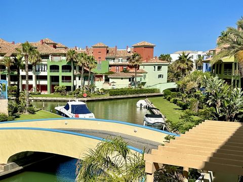 Nice and spacious flat on the front line of the Sotogrande Marina. Ideal for relaxing in peaceful surroundings. Water sports, polo and golf are the main attractions of the area. It has beautiful views of the canal. The beach is only a few minutes wal...