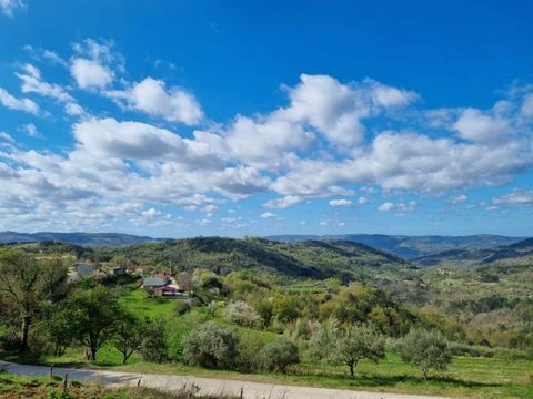 Fantastic estate in Buzet area - romantic Istrian hinterland! The estate comprises a total of five buildings: four are residential, with a combined area of 232 m², and one is a mixed-use building spanning 280 m². This brings the total living area to ...
