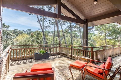 In one of the most sought-after areas of Hossegor, a stone's throw from the lake and surrounded by nature, this Californian style house is distributed over several levels. On a pretty wooded plot of 1500m2, it develops approximately 230m2 of living s...