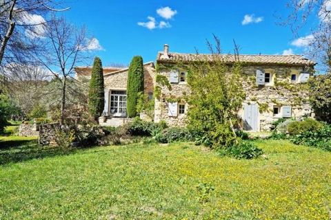 Lots of charm for this house consisting of an old part and a more recent part built in a pure Provençal spirit. The house and its swimming pool are located on a plot of almost 5000m² in a very quiet area of Gordes. The floor in ancien terracota gives...