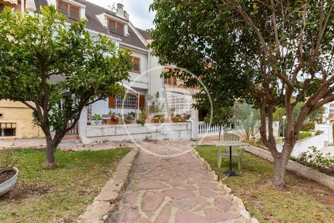 HOUSE FOR SALE IN LA CANYADA aProperties presents this fantastic townhouse in La Cañada, located in one of the best areas to live all year round, El Plantío. The house is distributed over 4 floors: first floor, night area, attic and garage. Upon ente...