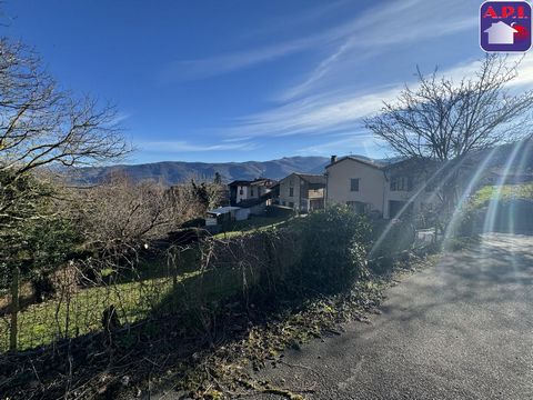 MOUNTAIN HAMEAU Come and discover this real estate complex in a hamlet in the town of Serres sur Arget. A village house consisting of a living room with kitchen, four bedrooms, an office and a garage. An apartment consists of a living room, kitchen a...