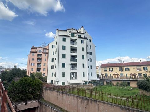 A Rome Tiburtina, et précisément dans la Via Diego Angeli, nous proposons à la vente un appartement de 80 m2 au troisième étage avec ascenseur. La propriété est située à l'intérieur d'un petit immeuble, avec une façade en plâtre maintenue en parfait ...