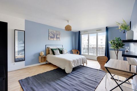 Make this 22 m² room your new home! Completely redecorated and refurbished by our team of architects, this masterbedroom has everything to seduce you. With its contrasting shades of white and blue, punctuated by touches of black and rattan, it's the ...