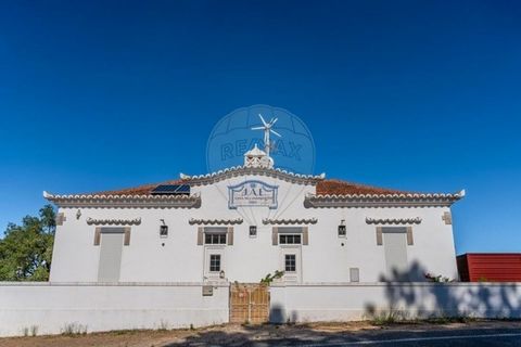 Opis Dom z 3 pokojami, o powierzchni brutto 140m², w Serra do Ameixial /Loulé. Zbudowany w 1937 roku, ale niedawno odnowiony, 