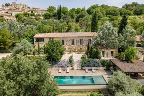 EXCLUSIVE The Bec-capron agency offers you, near a charming listed village in the South Luberon, this elegant 18th century property nestled in a 3.5 hectare park offering a commanding view and absolute calm. The house, with a total surface area of 40...